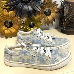 KNKRT woman’s sneakers light blue size 9